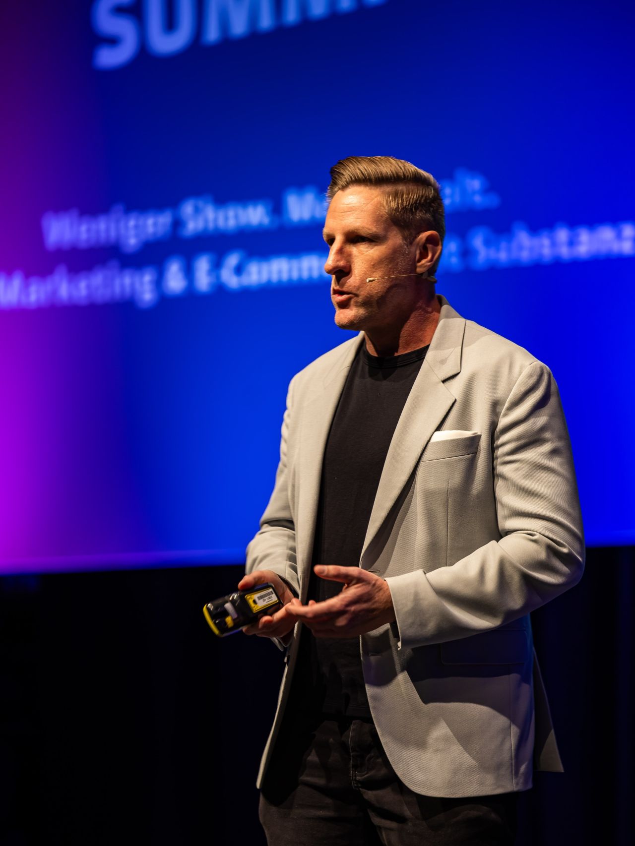 Markus Kellermann als Speaker auf der Bühne beim OMT Summit